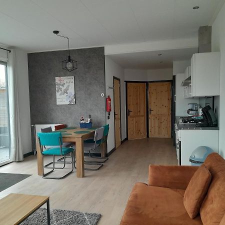 Luxe 5 Persoons Bungalow Op Rustig Vakantiepark Nabij Leeuwarden Dronrijp Bagian luar foto