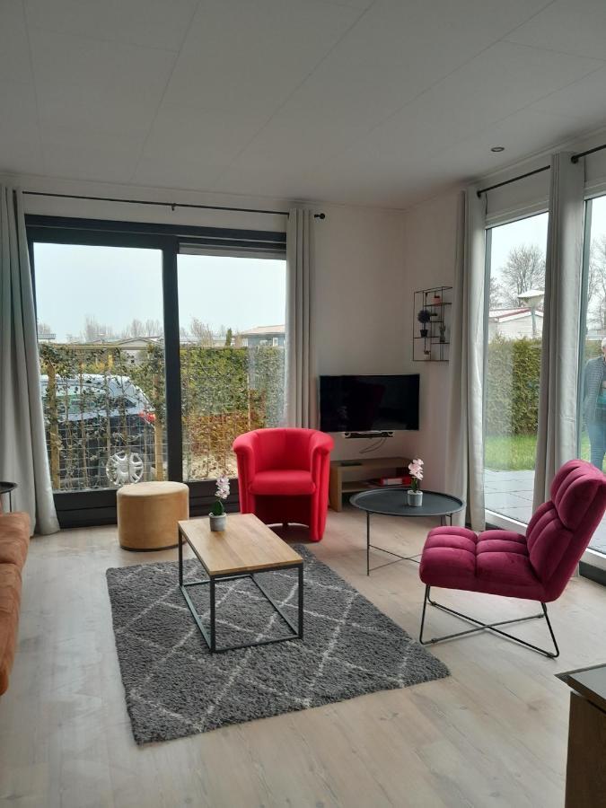Luxe 5 Persoons Bungalow Op Rustig Vakantiepark Nabij Leeuwarden Dronrijp Bagian luar foto